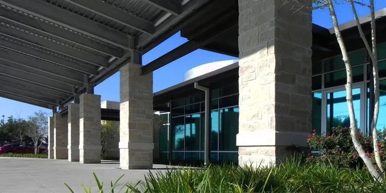Covered entrance walkway at the Advanced Pain Solutions clinic